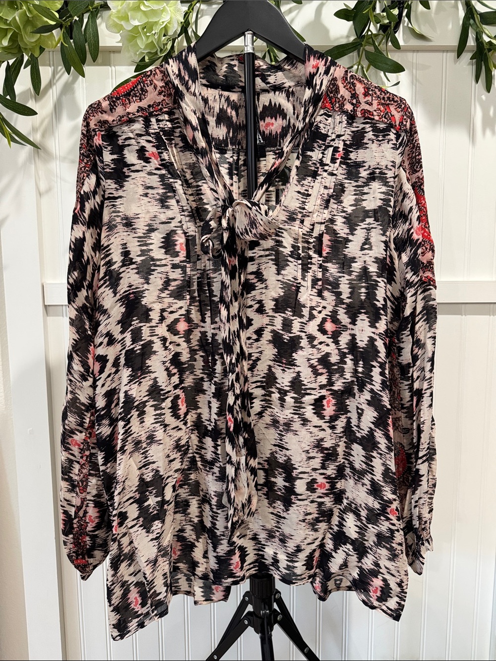 #103 PLENTY by TRACY REESE Black & Cream Printed Tie-Neck Blouse w Red Accents M